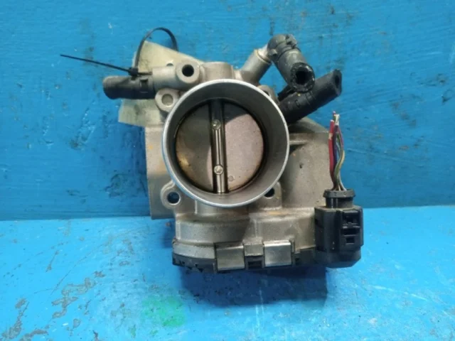 Блок дроссельной заслонки для Volkswagen Passat Variant (B5+ (B5.5), Typ 3BG) 2000-2005 на фотографиях