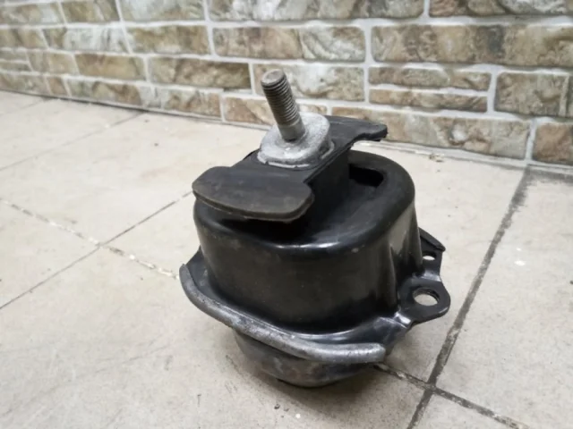 Опора двигателя передняя левая верхняя для BMW X5 Е70 2006-2013 на фотографиях