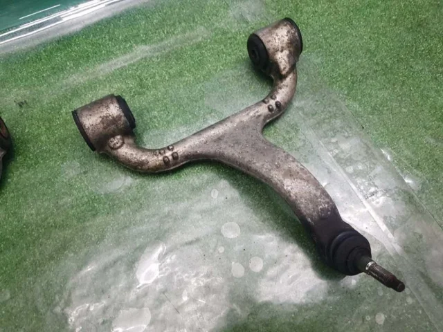 Рычаг передний правый верхний для Mercedes-Benz M class W163 1998-2005 на фотографиях