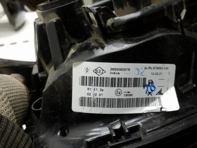 Фонарь правый для Renault Duster HM 2020+ на фотографиях