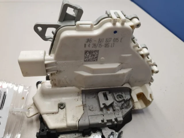 Уплотнитель передней правой двери для Audi A4 B8 2007-2015 на фотографиях