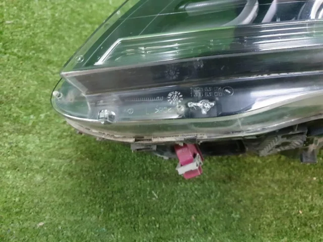 Крышка форсунки фароомывателя левая для Mercedes-Benz C class W204 2007-2014 на фотографиях