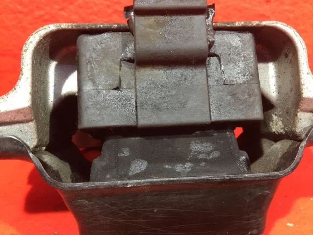 Опора двигателя передняя левая верхняя для Volkswagen Jetta 5 1K 2005-2010 на фотографиях