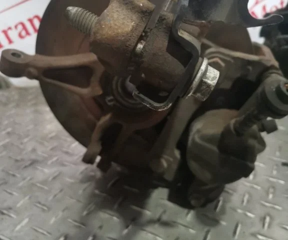 Кулак поворотный левый для Renault Scenic JM 2003-2006 на фотографиях