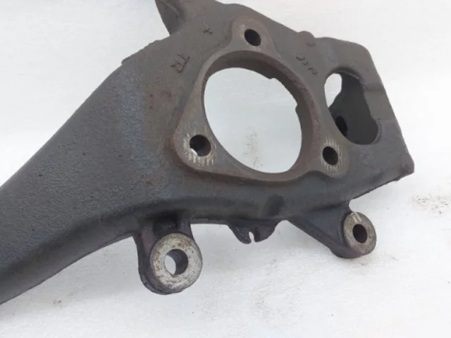 Кулак поворотный правый для Infiniti QX 80 2013-2022 на фотографиях