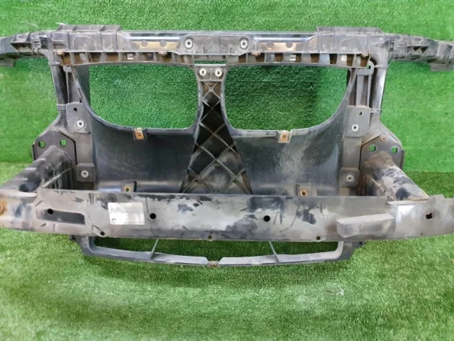 Панель радиатора (телевизор) для BMW 1er Е81 2007-2012 на фотографиях