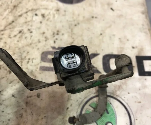 Датчик дорожного просвета передний для Skoda Octavia A7 на фотографиях