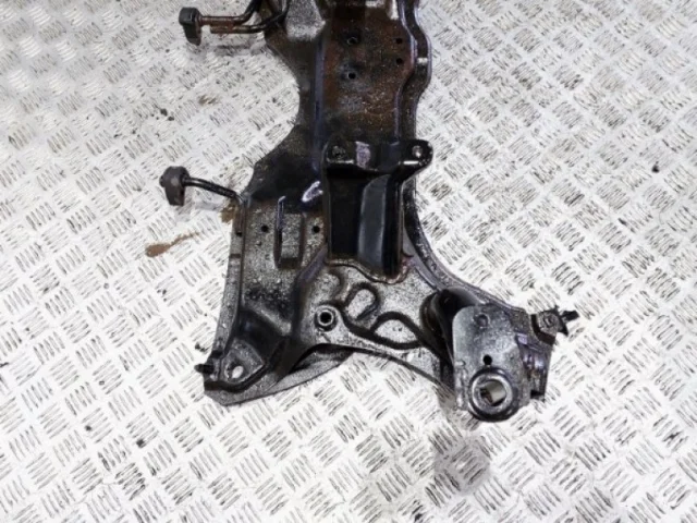 Подрамник двигателя для Suzuki SX4 2006-2009 на фотографиях