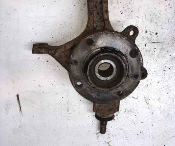 Кулак поворотный правый для Peugeot 308 SW T7 2007-2014 на фотографиях