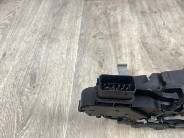 Замок двери задней правой для Ford Galaxy CD340 2006-2015 на фотографиях