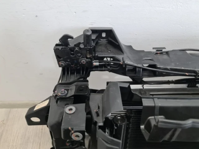 Панель радиатора (телевизор) для Audi Q8 4M 2018-2023 на фотографиях