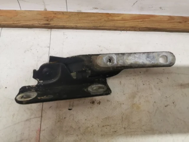 Петля капота левая для Renault Logan 2005-2015 (LS) на фотографиях