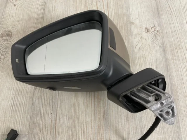 Стекла и зеркала для Volkswagen Touareg III (CR) 2018+ на фотографиях