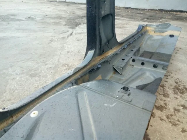 Стойка кузова центральная левая для Volkswagen Polo V Седан (6R) 2009-2015 на фотографиях