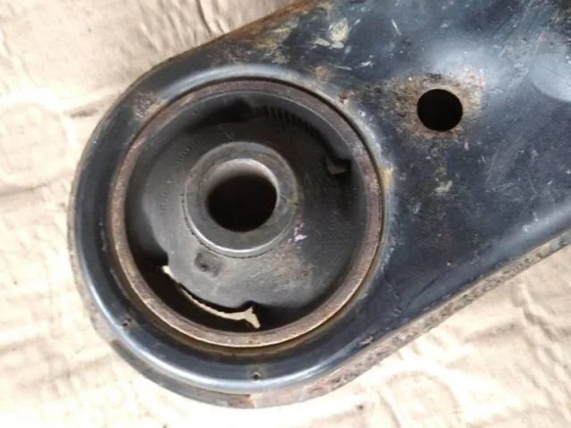 Рычаг передний правый нижний для Toyota RAV4 XA30 2005-2012 на фотографиях