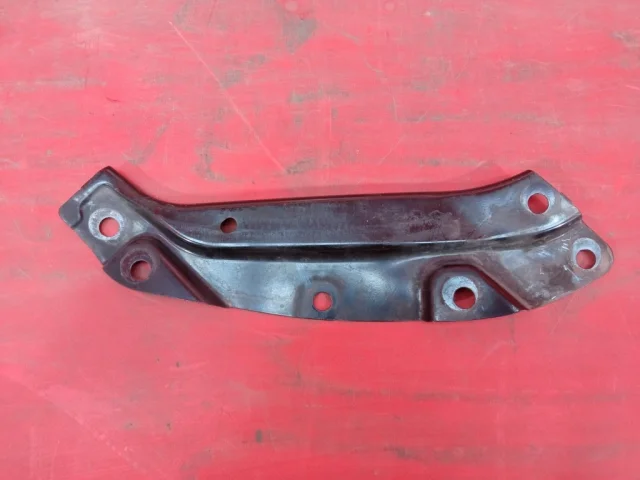 Кронштейн правой фары верхний для Volkswagen Polo V (6C) Седан 2015-2020 на фотографиях