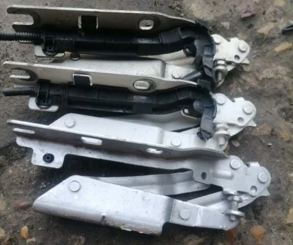 Петля капота левая для Volkswagen Jetta 5 1K 2005-2010 на фотографиях