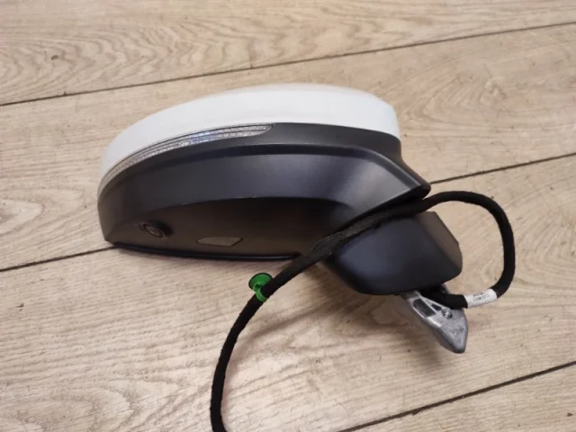 Стекла и зеркала для Volkswagen Touareg III (CR) 2018+ на фотографиях