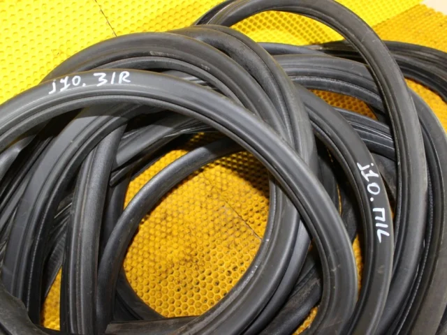 Уплотнитель передней левой двери для Nissan Qashqai J10 2006-2013 на фотографиях