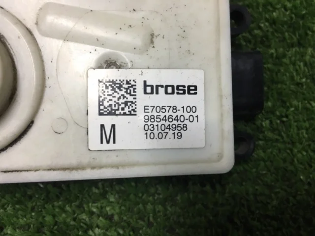 Моторчик корректора фары для BMW 5er G30 2016-2023 на фотографиях