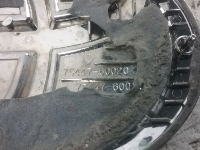 Эмблема задняя для Toyota Land Cruiser 200 2007-2015 на фотографиях