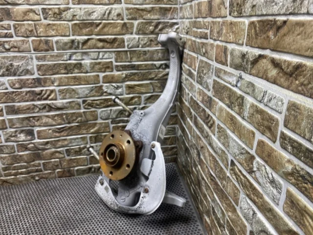 Кулак поворотный левый для Porsche Macan 95B 2014-2023 на фотографиях