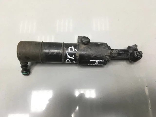 Форсунка фароомывателя правая для Mercedes-Benz C class C204 2008-2015 на фотографиях