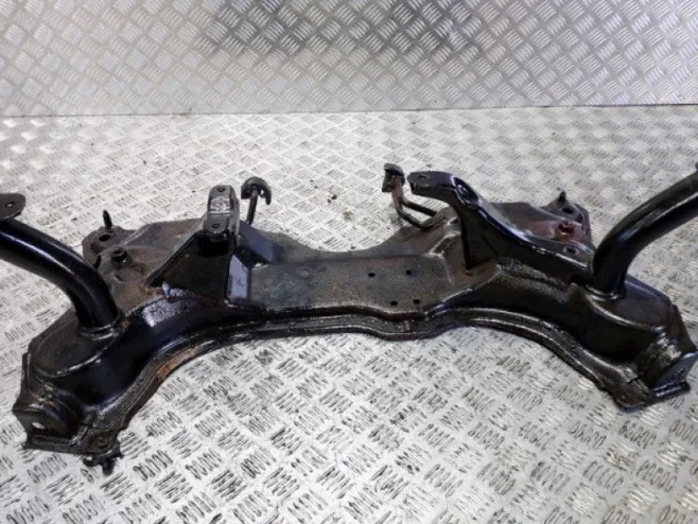 Подрамник двигателя для Suzuki SX4 2006-2009 на фотографиях