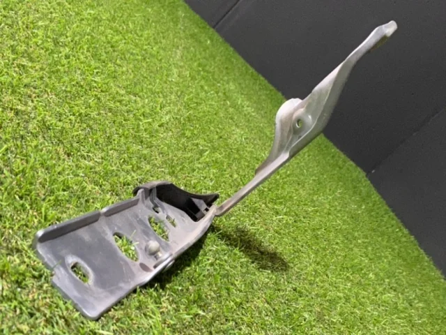 Петля капота левая для Audi A7 4G 2010-2014 на фотографиях