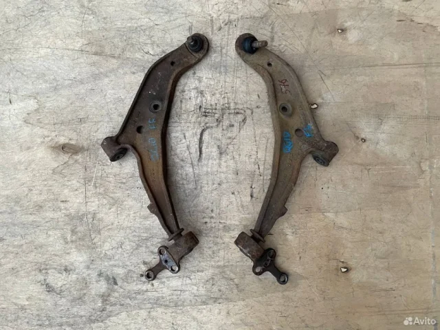 Рычаг передний правый нижний для Nissan Almera N16 Седан 2000-2006 на фотографиях