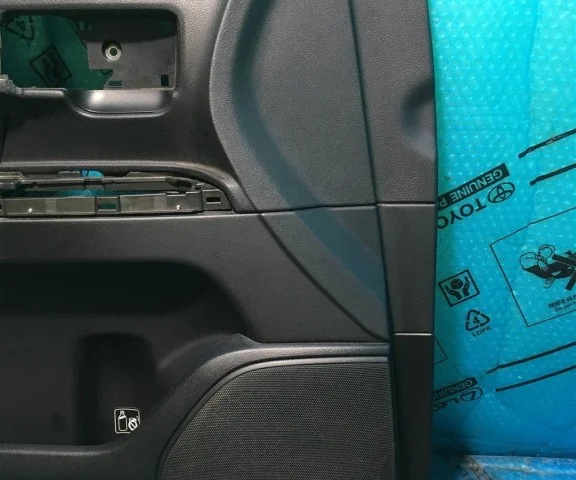 Обшивка двери передняя левая для Toyota Land Cruiser J200 Rest2 2015-2021 на фотографиях