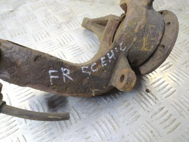 Кулак поворотный правый для Renault Scenic JM 2003-2006 на фотографиях