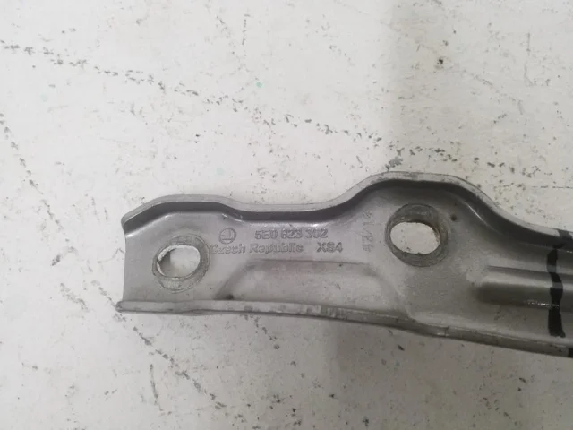 Петля капота правая для Skoda Octavia A7 rest на фотографиях