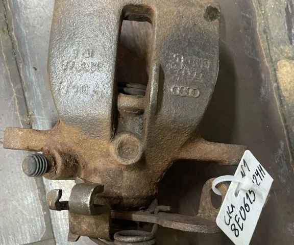 Суппорт задний правый для Audi A4 B7 2004-2008 на фотографиях