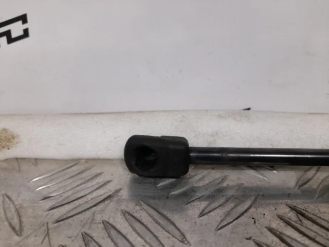 Амортизатор капота правый для Volkswagen Passat (B6, Typ 3C) 2005-2010 на фотографиях