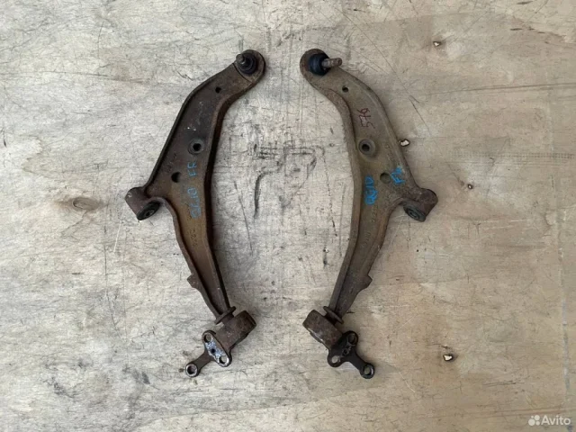 Рычаг передний правый нижний для Nissan Almera N16 Седан 2000-2006 на фотографиях