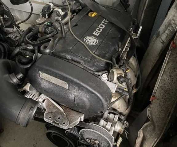 Двигатель без навесного для Opel Astra H TwinTop 2004-2014 на фотографиях