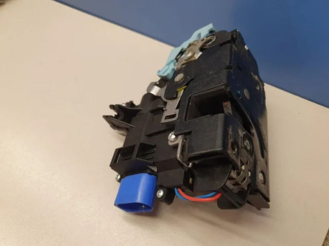 Уплотнитель передней правой двери для Volkswagen Touareg I (7L) 2002-2010 на фотографиях