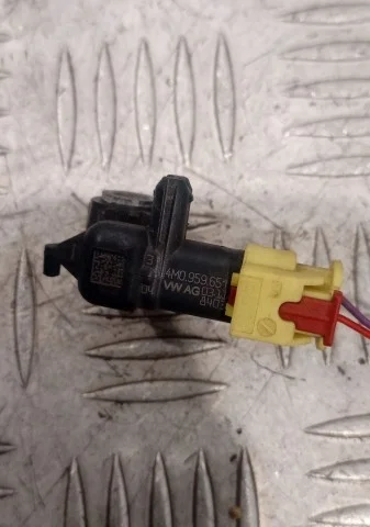 Датчик лобового удара для Audi A4 B9 2015+ на фотографиях