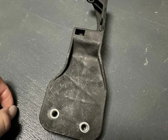 Фиксатор стойки капота для Mercedes-Benz GLK class X204 2008-2016 на фотографиях