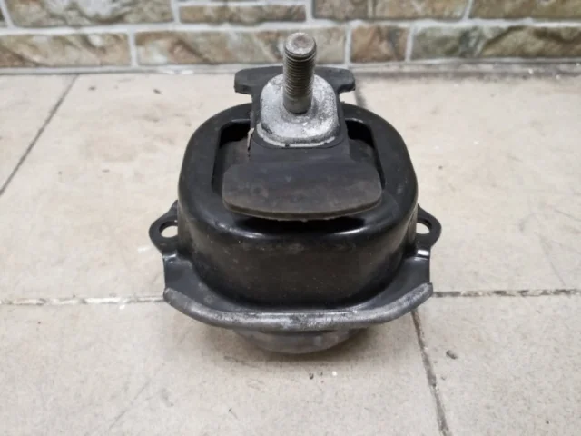 Опора двигателя передняя левая верхняя для BMW X5 Е70 2006-2013 на фотографиях