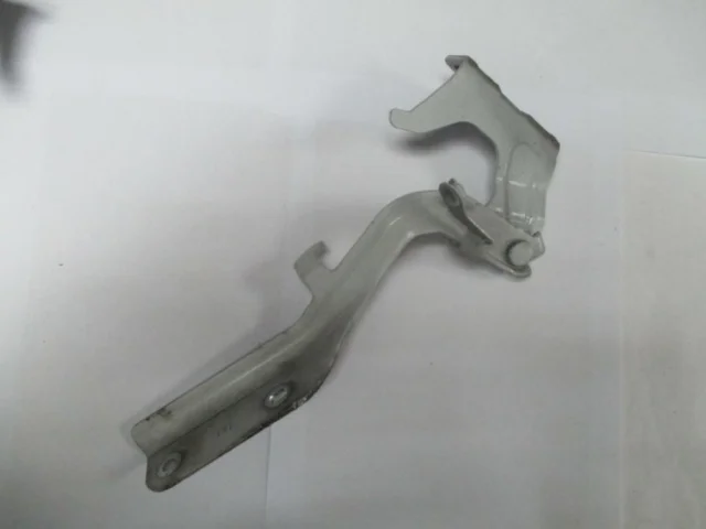 Крепление петли капота для Nissan Juke YF15 2010-2014 на фотографиях