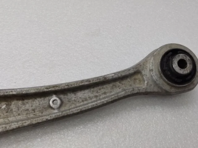 Качающийся рычаг левый для Audi A4 B8 2007-2015 на фотографиях