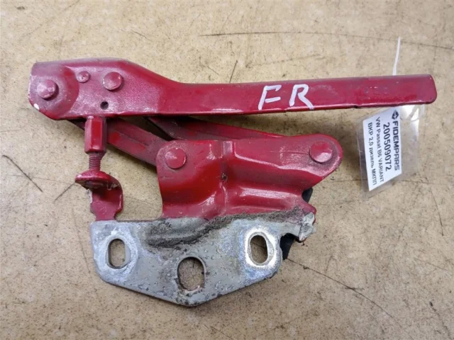 Петля капота правая для Volkswagen Passat (B6, Typ 3C) 2005-2010 на фотографиях