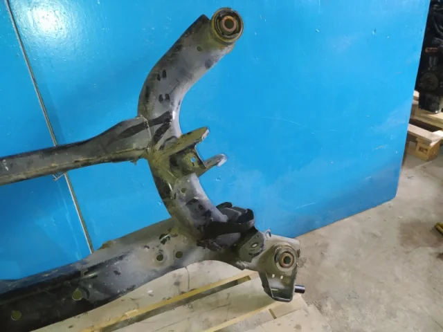 Задний подрамник для Nissan Teana J31 2003-2007 на фотографиях