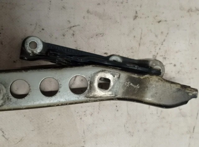 Петля капота правая для Skoda Octavia A5 на фотографиях