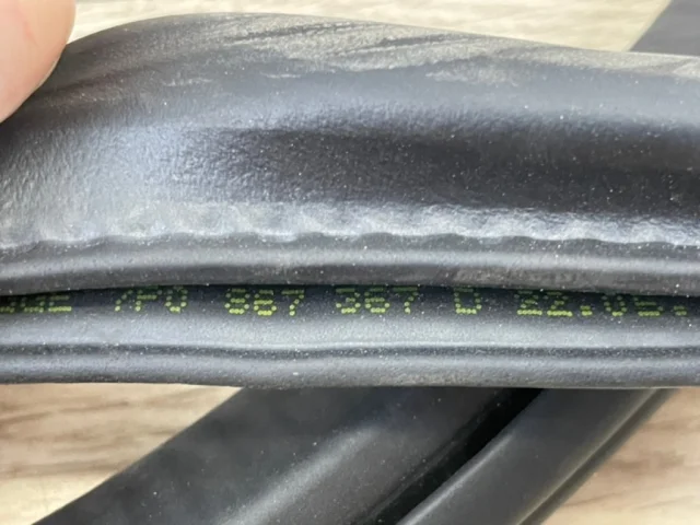 Уплотнитель задней левой двери для Volkswagen Touareg II (7P5) Rest 2014-2018 на фотографиях