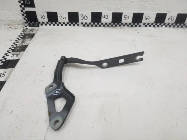 Крепление петли капота для Volkswagen Tiguan II MK2 2016+ на фотографиях