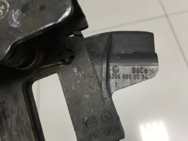 Замок капота правый для Mercedes-Benz C class W204 2007-2014 на фотографиях