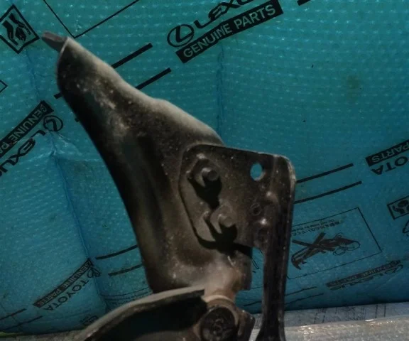 Петля капота левая для Toyota Land Cruiser 200 2007-2015 на фотографиях